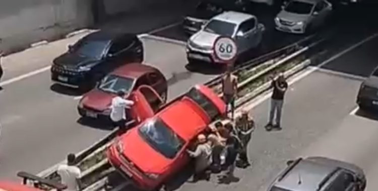 Motorista perde controle após pneu estourar e bate em outro carro, na BR-230, em João Pessoa