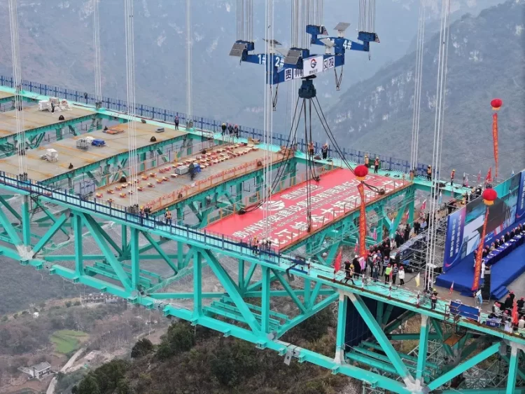 China inaugura a ponte mais alta do mundo em Guizhou
