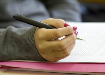 Paraíba lança 420 bolsas de R$ 1,5 mil para auxiliar permanência de universitários