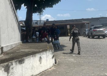 Policiais acusados de matar cinco jovens são liberados, mas terão restrições