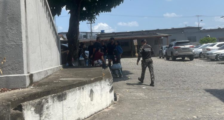 Policiais acusados de matar cinco jovens são liberados, mas terão restrições
