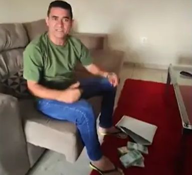 Prefeito paraibano é filmado recebendo bolsa com dinheiro às vésperas da eleição