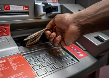 Quase 100 mil trabalhadores ainda não sacaram abono salarial; saiba como receber