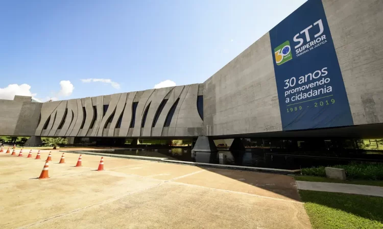 STJ vê risco de promoção pessoal em uso de redes por prefeitos