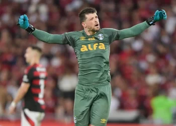 Tiago Volpi mantém tradição e garante empate do Grêmio contra o Flamengo