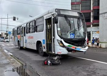 Colisão entre moto e ônibus deixa duas pessoas mortas, em João Pessoa