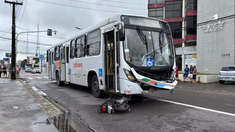 Colisão entre moto e ônibus deixa duas pessoas mortas, em João Pessoa