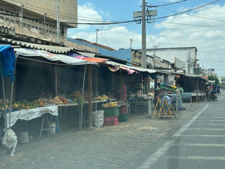 Justiça determina retirada de comerciantes irregulares na feira livre de Patos