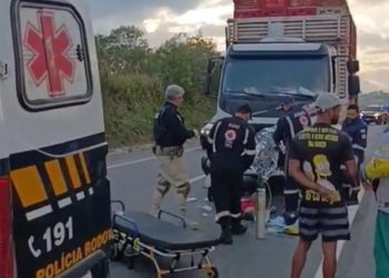 Acidente entre caminhão e moto deixa dois mortos na BR-230 em São Miguel de Taipu