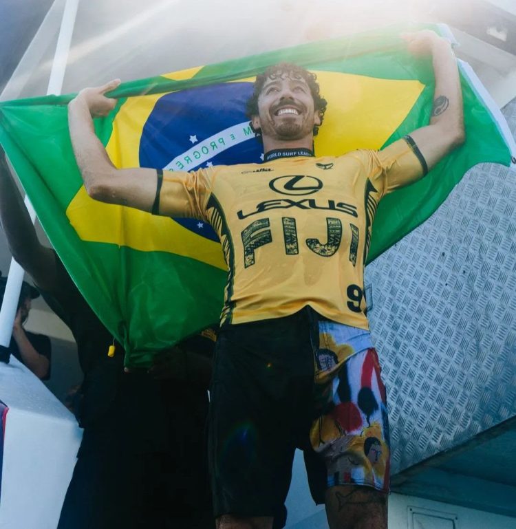 Yago Dora faz Brasil parecer o dono da praia (literalmente)