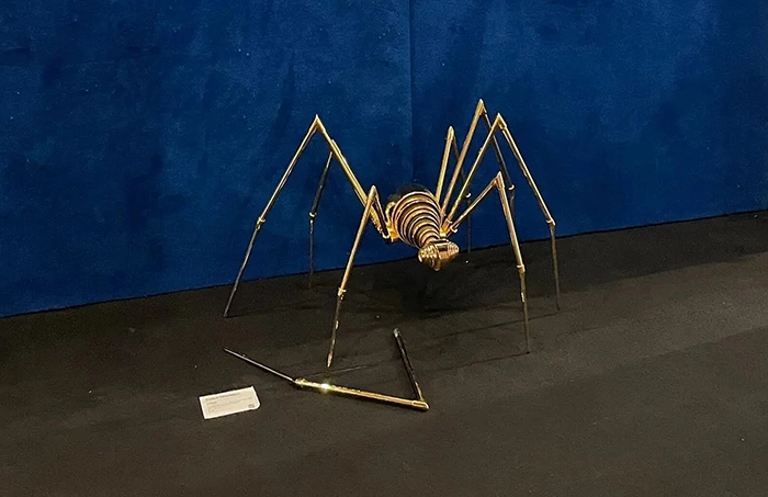 Acidente na Galleria Orler: criança confunde arte contemporânea com papel de rascunho e quebra escultura valiosa