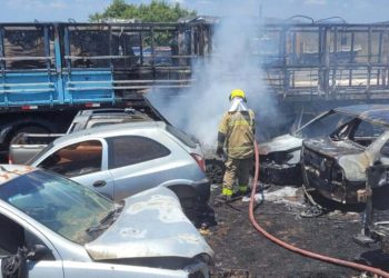 Incêndio destrói veículos apreendidos na cidade de Cajazeiras