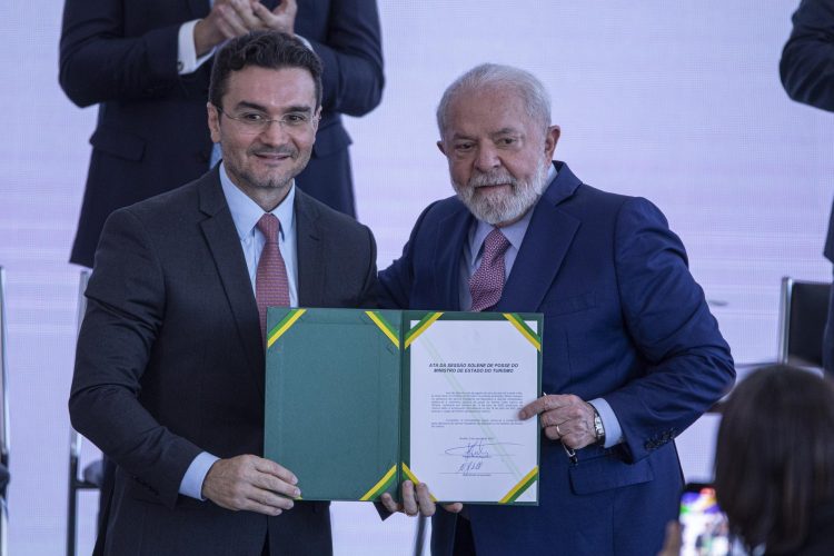 União Brasil rompe com governo e determina saída de filiados de cargos federais