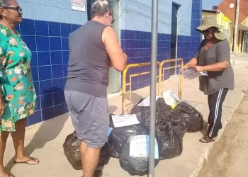 Moradores de Lucena protestam contra falta de coleta de lixo no bairro Camaçari