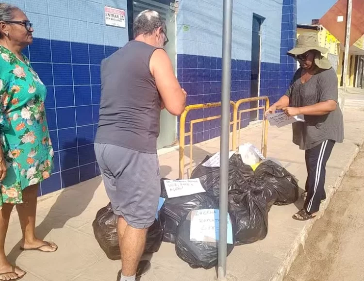 Moradores de Lucena protestam contra falta de coleta de lixo no bairro Camaçari