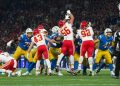 NFL leva o show do futebol americano ao Brasil e atrai multidões em Itaquera