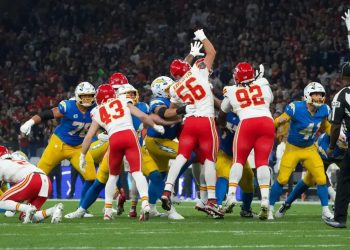 NFL leva o show do futebol americano ao Brasil e atrai multidões em Itaquera