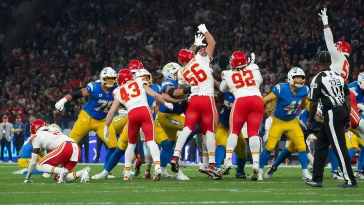 NFL leva o show do futebol americano ao Brasil e atrai multidões em Itaquera